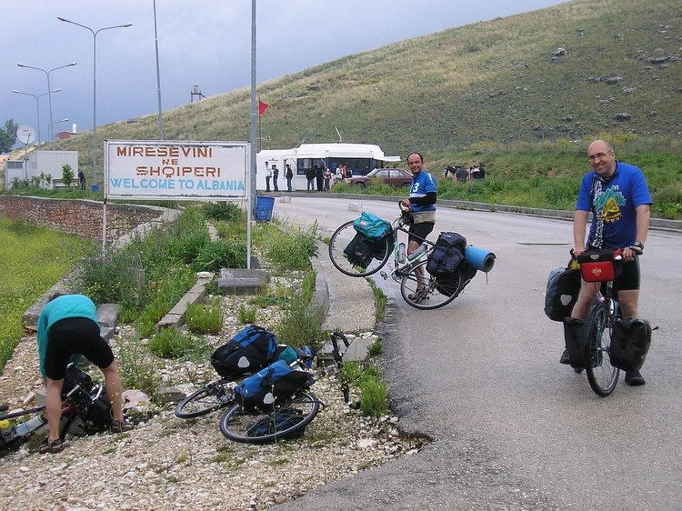 Anarchie slaat toe in de groep als we voor de grens met Albanië staan