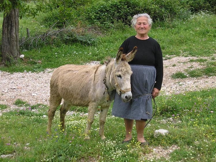 Boerin in dorp bij Delvinë