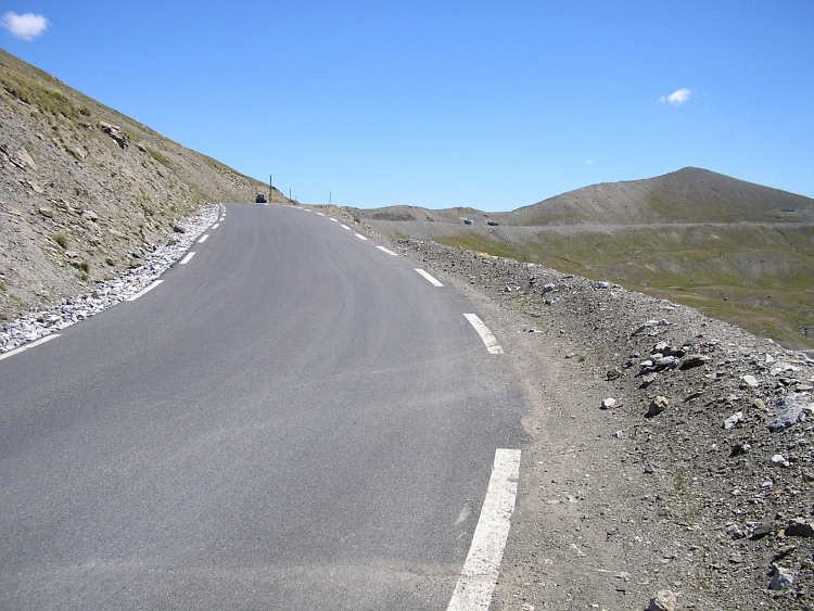 De weg van de col du Restefond naar de Col de la Bonette