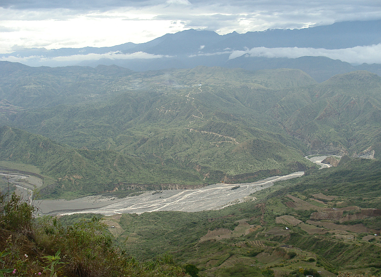 Hoge bergen en diepe valleien in het zuiden van Colombia