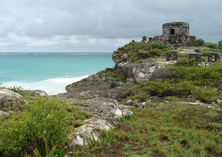 Mayan temple in Tulum with the Caribbean Sea