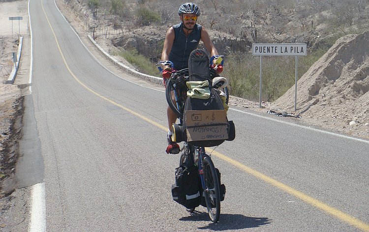 Italiaan met zelfgefabriceerde 'dubbele fiets' in Baja California
