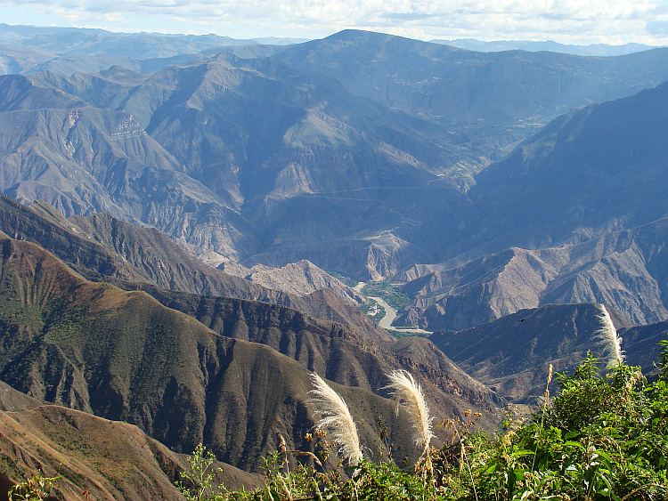 Uitzicht van de Calla Calla Pas naar de vallei van de Marañón 3.000 meter lager