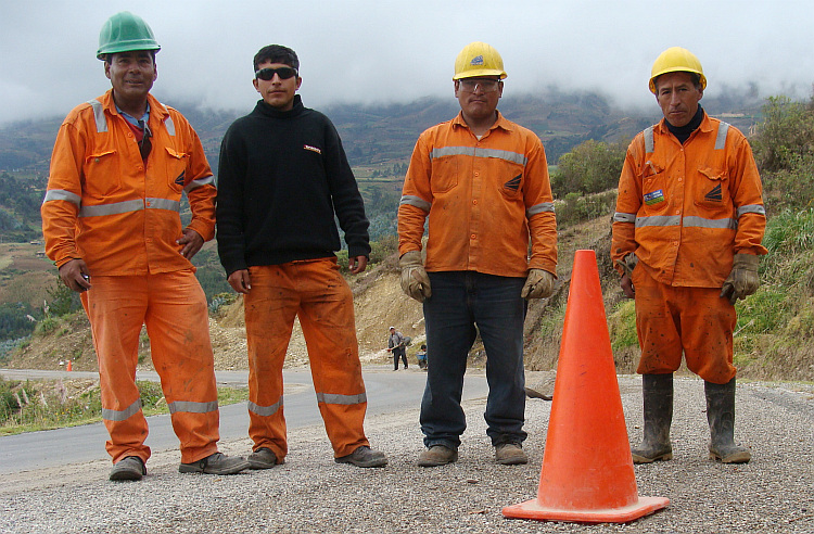 Wegwerkers in het noorden van Peru, nabij Huamachuco