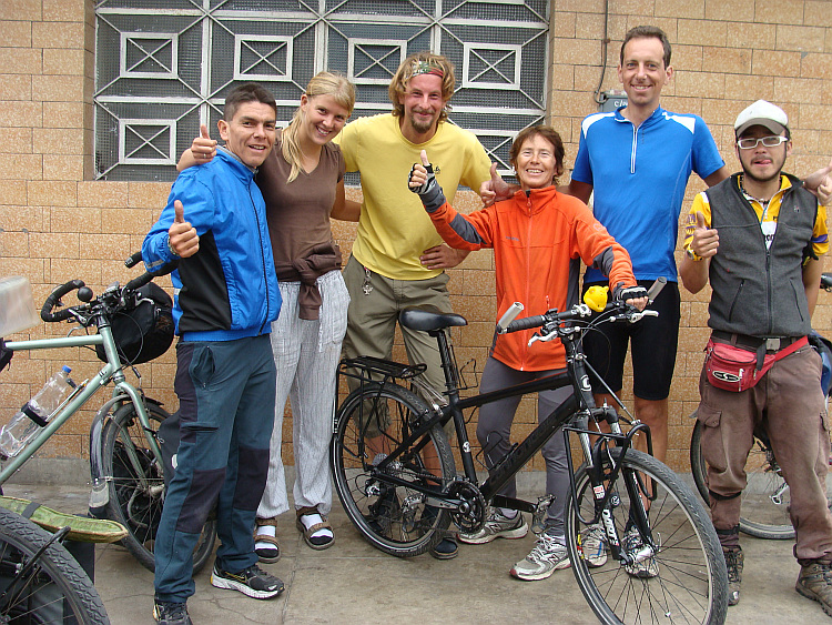 Voor de Casa de Ciclistas. Van links naar rechts: Lucho, Milena, Oliver, ikzelf en Andrés