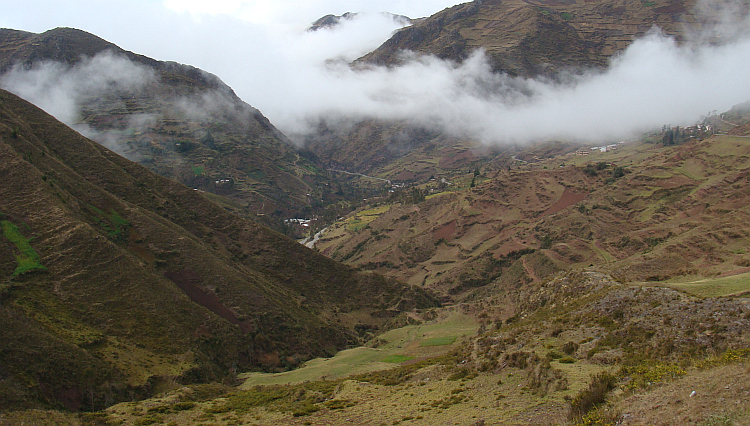 Landschap op de afdaling van de Corona del Inca naar Huánuco