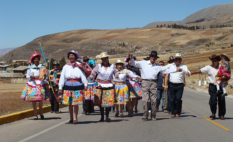 Processie in de hooglanden van Centraal Peru