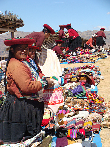 Verkopers van parafernalia op de weg van Cusco naar de Valle Sagrado
