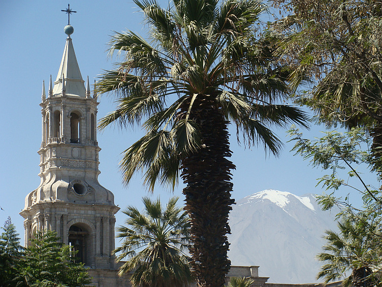 The cathedraal of Arequipa with the Chachani Vocano in the background