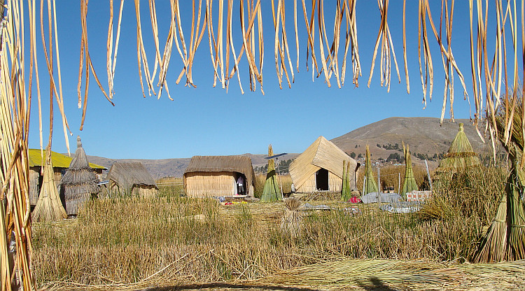 De Uros, de drijvende rieteilanden van het Titicacameer