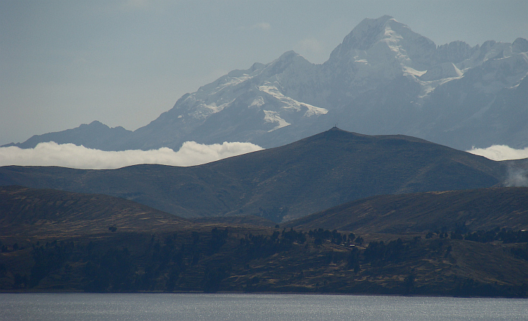 Het Titicacameer en de bergketen van de Cordillera Real