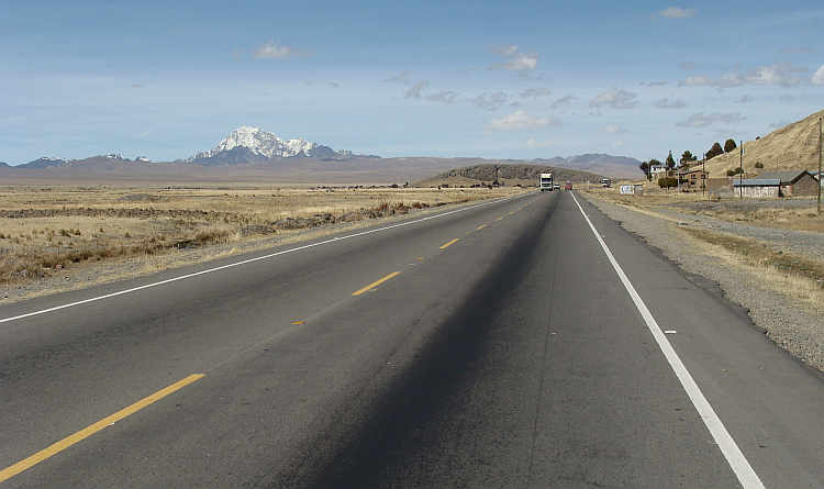 Altiplanolandschap met de besneeuwde top van de Huayna Potosí op weg naar La Paz