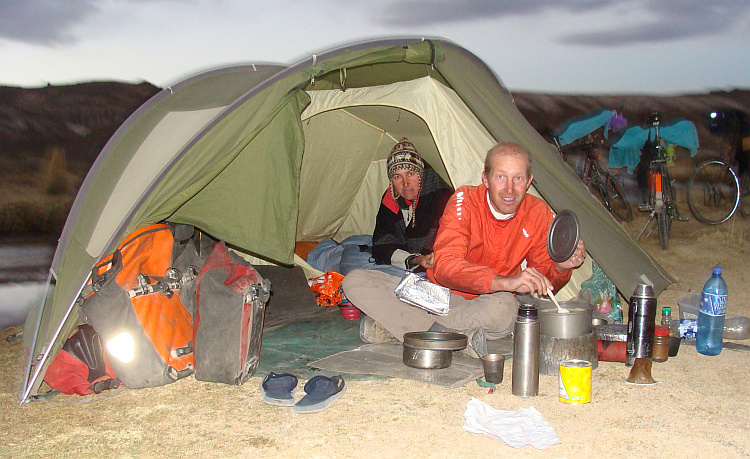 Marten en Karin op de kampplaats op de Altiplano