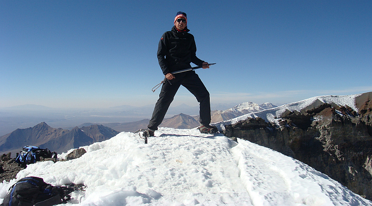 Rockend op de top van de vulkaan Parinacota