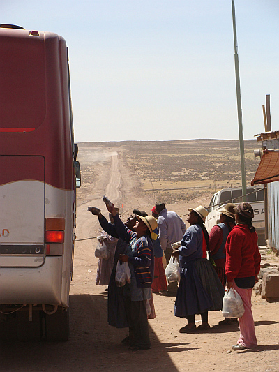 De bus stopt in een eenzame nederzetting op de Altiplano