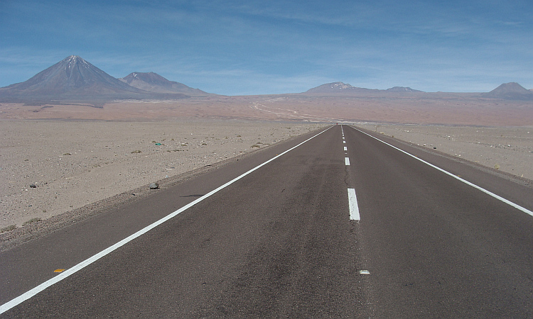 De Atacamawoestijn van Chili met op de achtergrond de Altiplano van Bolivia