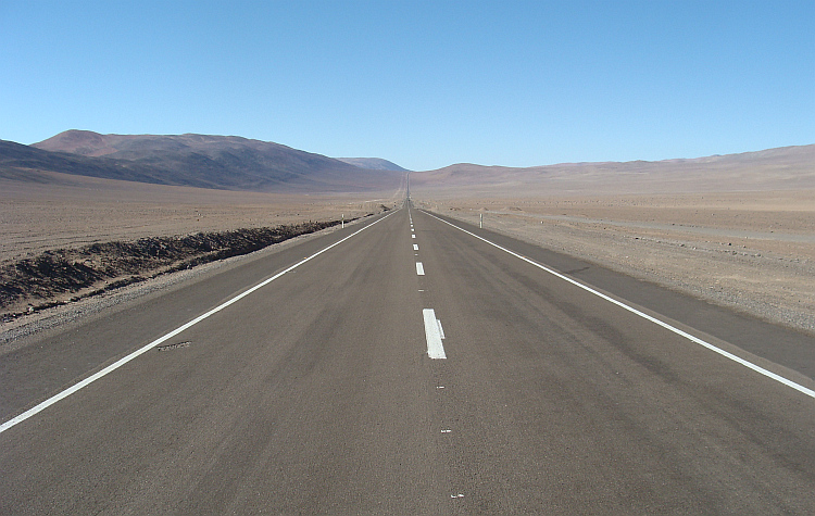 De lange weg door de Atacamawoestijn