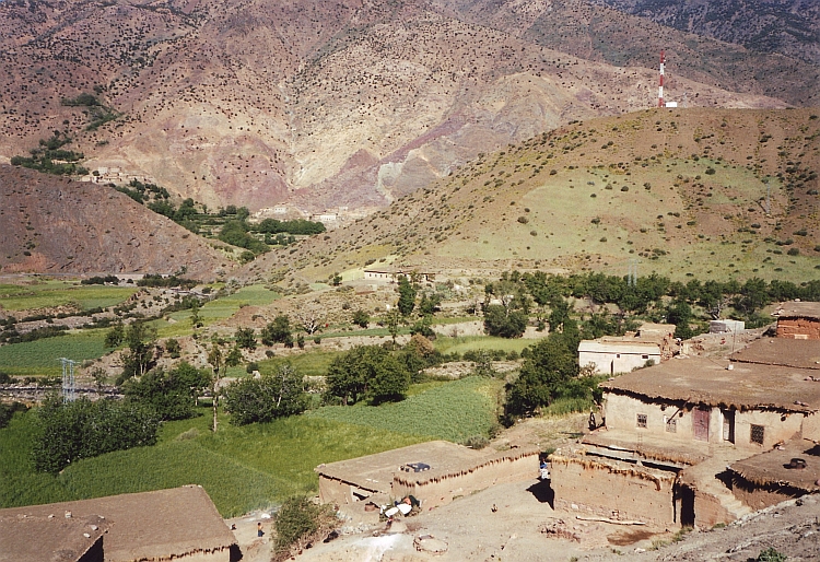 Uitzicht over een dorp in de Atlas