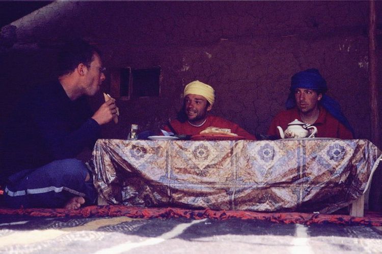 We zouden aan minimaal één aspect van de Marokkaanse cultuur gemakkelijk kunnen aanpassen: het drinken van liters muntthee. Van links naar rechts: Marco, Willem en ik. Foto door Marco Duiker