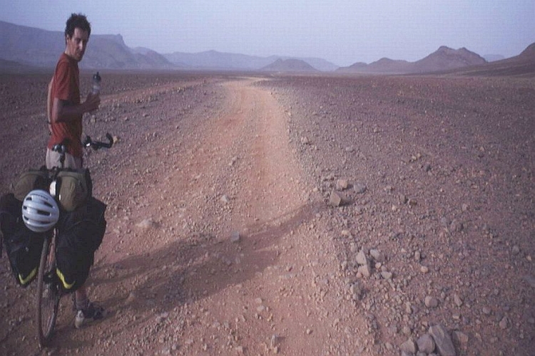 Fietsen in de woestijn levert innerlijke maar zeker ook uiterlijke transformaties op. Ik, even na de pas. Foto door Marco Duiker