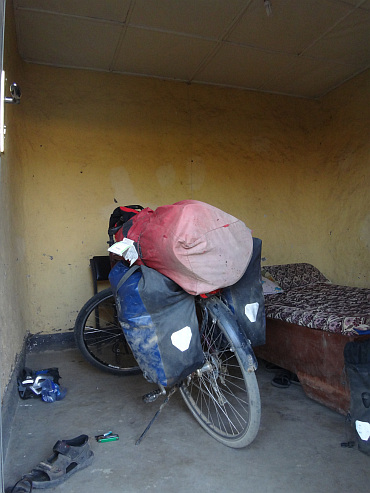 Mijn fiets in de hotelkamer in Maranya
