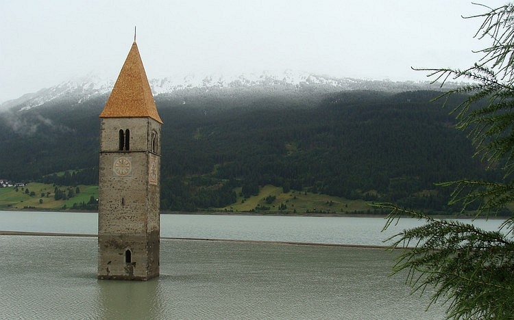 De onderwaterkerk van Graun in Sudtirol, Italië