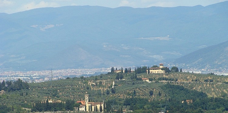 Uitzicht van de heuvels van Chianti naar Florence en de Appennijnen