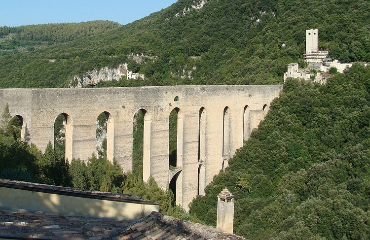 De middeleeuwse brug van Spoleto