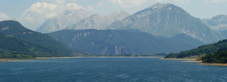 Lago di Campotosto en de bergen van de Gran Sasso d'Italia, Abruzzo