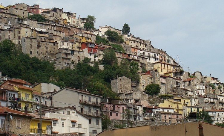 De verticale stad van Capistrello, Abruzzo