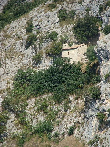 Kapel in de kloof van de Valle di Melfa tussen Casalvieri en Roccasecca