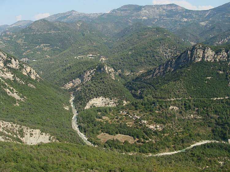 Uitzicht over de Esteron vallei in de Alpes Maritimes