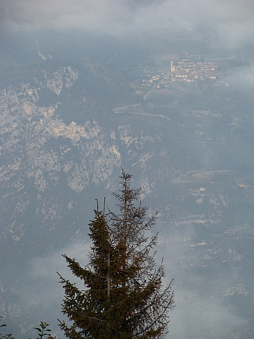 Uitzicht naar beneden vanaf de route naar de Monte Baldo