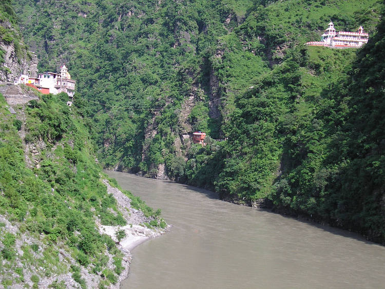 Hindoetempels aan beide zijden van de Beas rivier