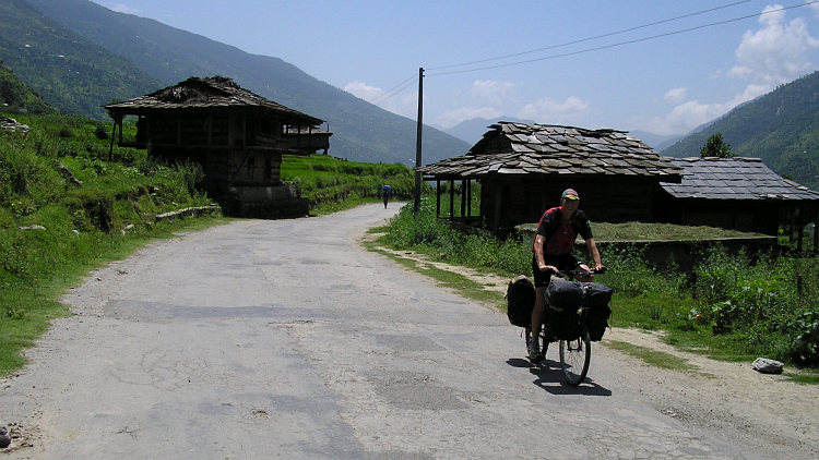 Jeroen is having a good time cycling in the Kullu Valley