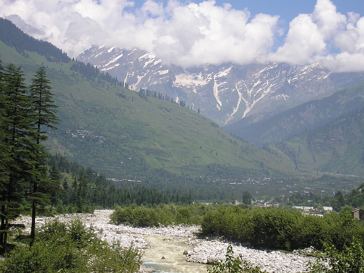 We voelen on klein als we de Pir Panjal bergketen naderen