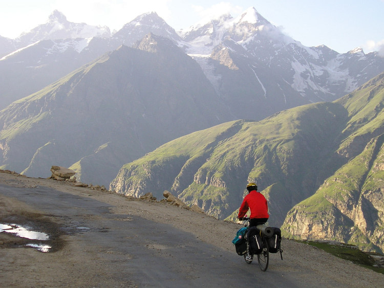 De bergen aan de overzijde van de Rohtang La