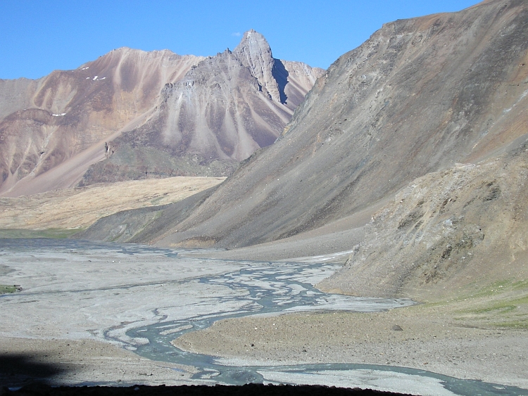 A different palette on the other side of the Baralacha Pass