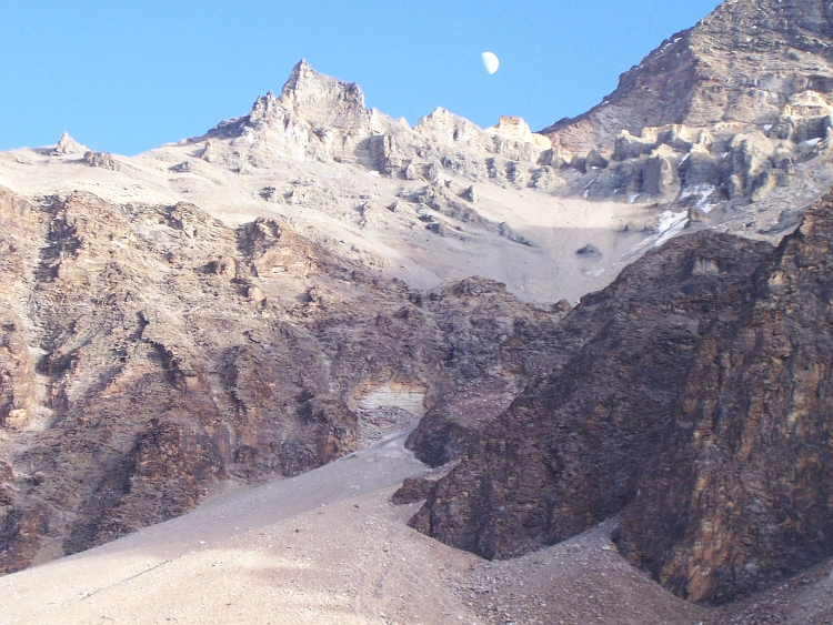 Strange landscapes between Baralacha La and Sarchu