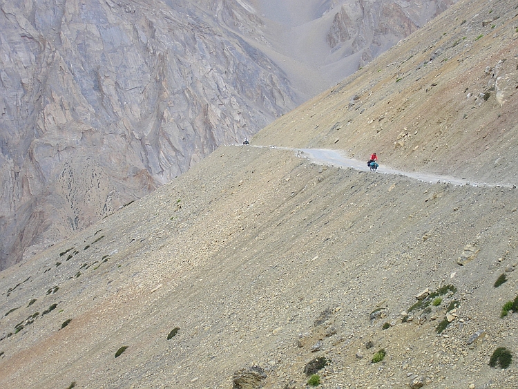 Fietser in landschap op de klim naar de Lachlung La