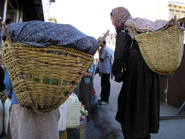 Vrouwen met mand in Leh