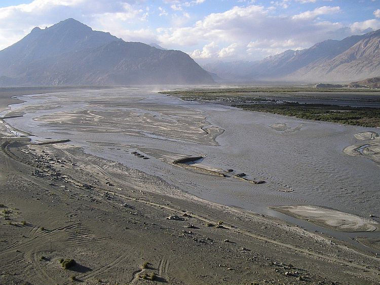 De immense riviervlakte ope plek waar de Shyok & Nubra Rivieren samen komen