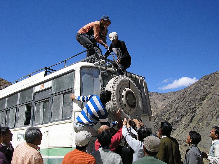 Het verwisselen van een band is altijd een groepsproces in India