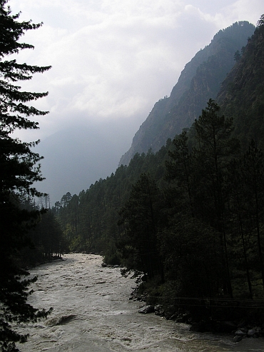 Brug over de Parvati in Manikaran