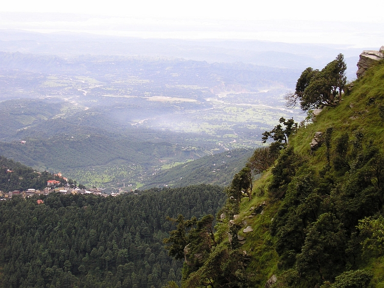 Op de route naar Triund, ver boven de Indiase laagvlakte