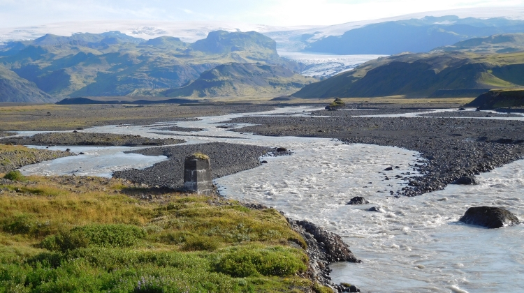 Landschap bij Dyrhólaey met de ijskap Mýrdalsjökull