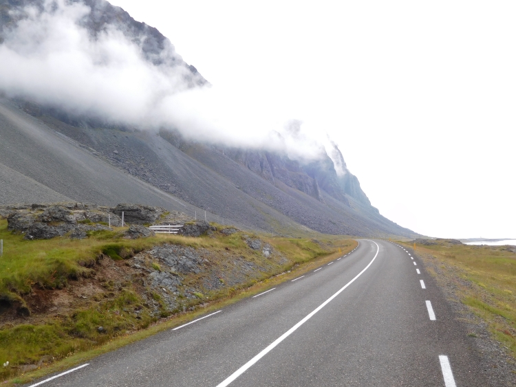 De rondweg voert langs talloze bergketens met puinhellingen tussen Höfn en Djúpivogur