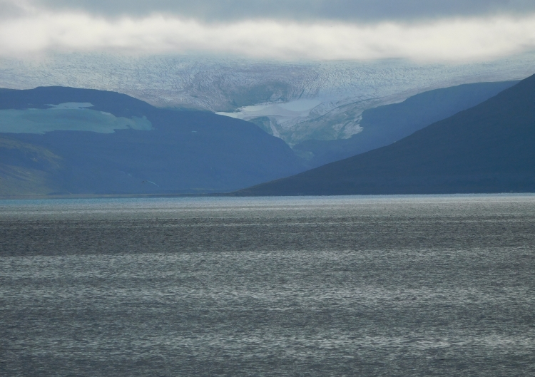 Uitzicht over het fjord naar de in wolken gehulde Kaldalón gletsjer en de Drangajökull ijskap