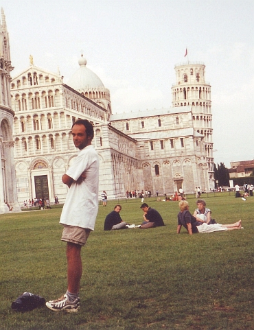 De Toren van Pisa oefent nog altijd een magische aantrekkingskracht uit op lolbroeken en grappenmakers over de hele wereld