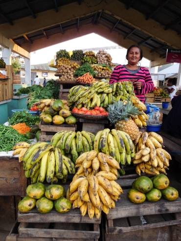 Verkoopster op de markt van Andasibe